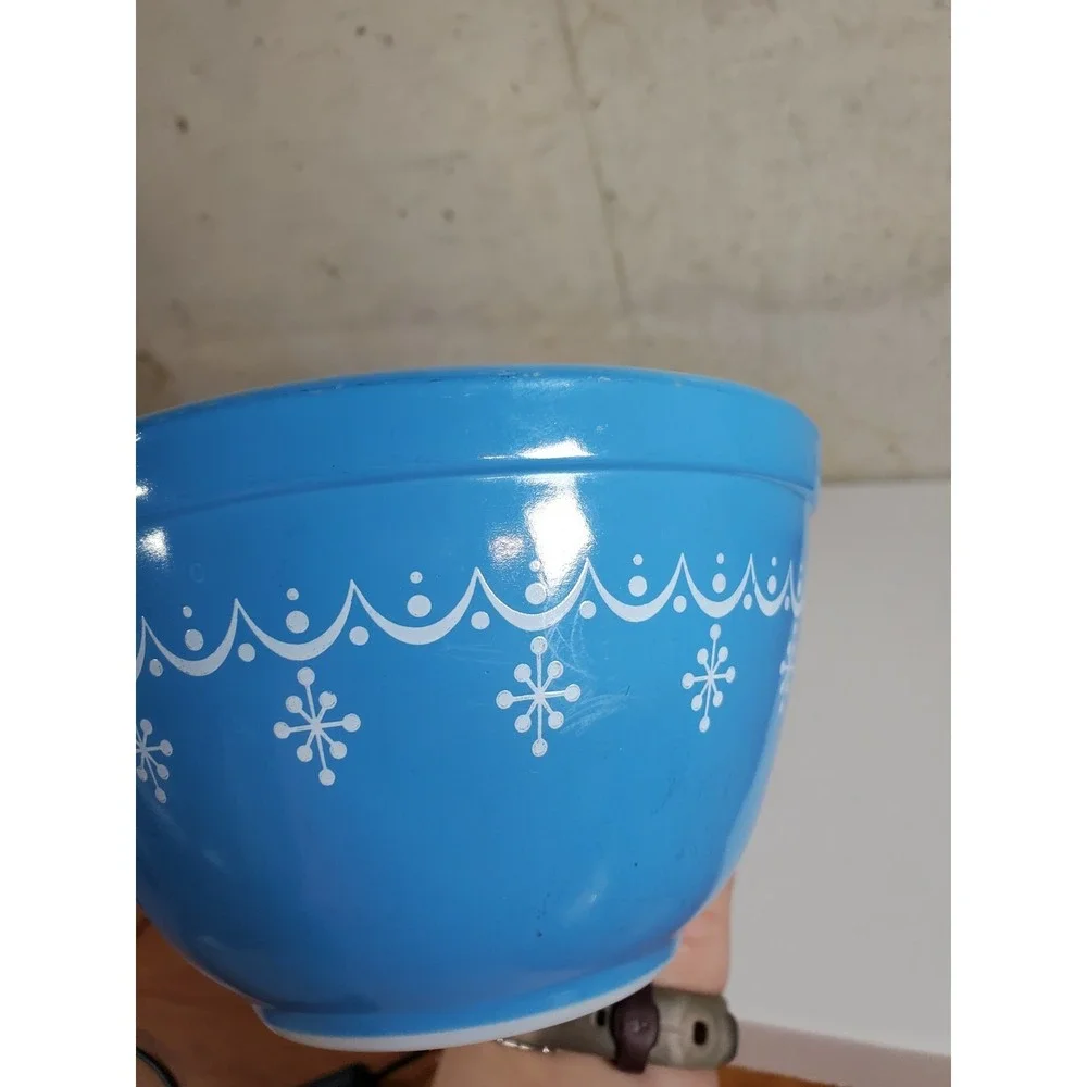 Vintage Pyrex Blue Snowflake Garland Cinderella 1.5‎ Pint Mixing Bowl #401 - USA